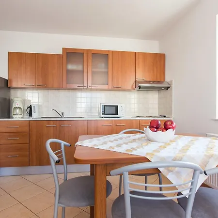 Isabela By El-pi Tours * Punat