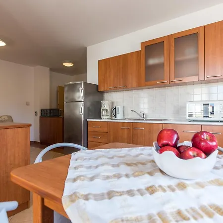 Isabela By El-pi Tours * Punat