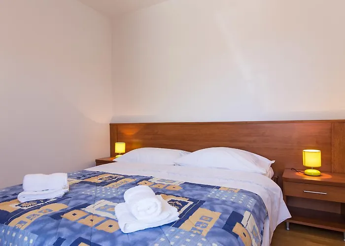 Isabela By El-pi Tours *