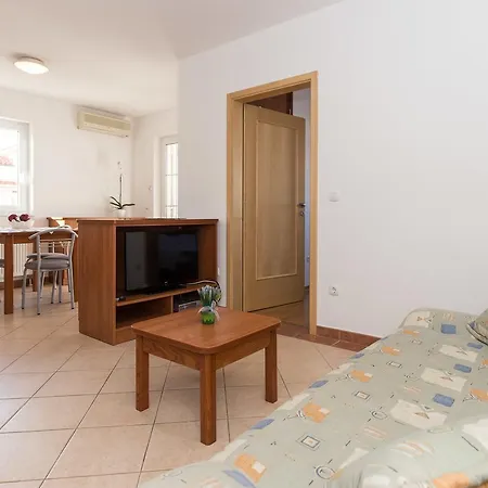 Isabela By El-pi Tours Punat