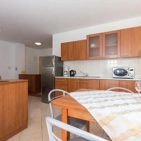 Isabela By El-pi Tours Punat